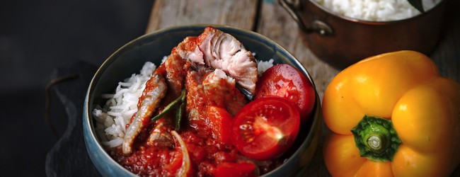 Dušený sumeček africký s rajčaty a paprikou